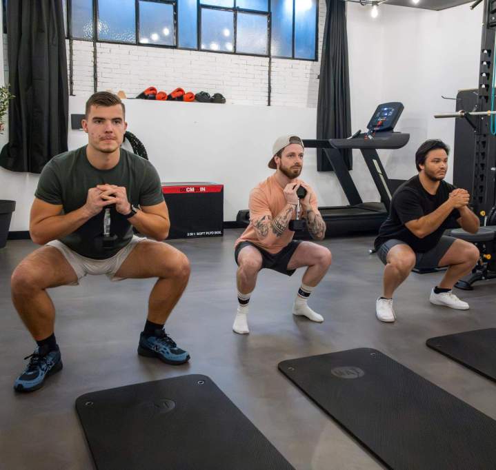 Suivez des séances collectives motivantes et conviviales.